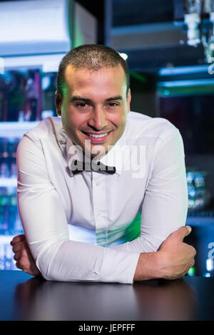 Portrait of waiter smiling Banque D'Images