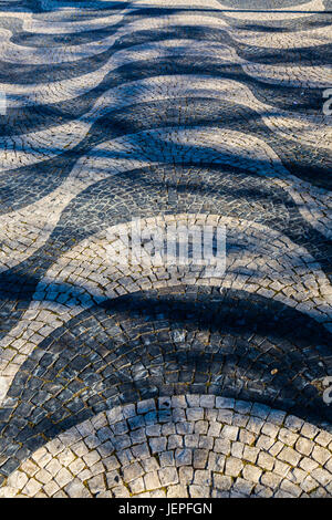 L'utilisation traditionnelle de tuiles dans différents modèles. typique de la trottoirs et promenades de Lisbonne et tout le Portugal. Banque D'Images