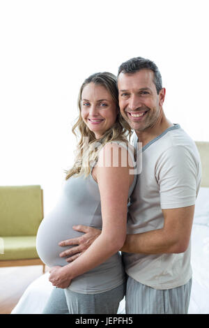 Man holding pregnant womans estomac Banque D'Images