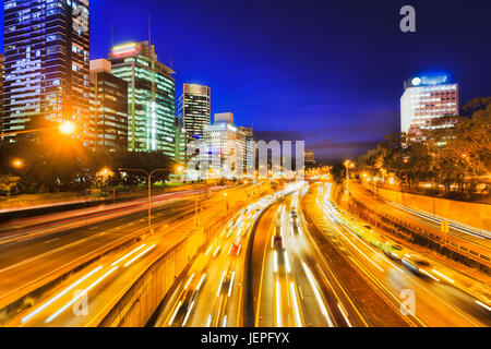 Multi-échelle lane warringah freeway à l'entrée de Sydney Harbour tunnel à la fin de nuit avec beaucoup de trafic de moteur de navettage entre haute tour Banque D'Images