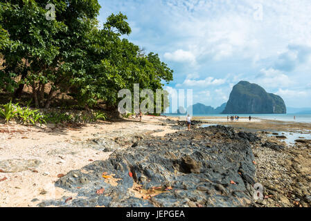 EL NIDO, Palawan, Philippines - Le 29 mars 2017 : cocotiers, sable et rochers de Las Cabanas Beach. Banque D'Images