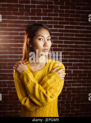 Asian woman with hands on shoulders Banque D'Images