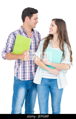 Portrait des étudiants couple holding books Banque D'Images