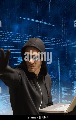 L'homme suspect on laptop Banque D'Images