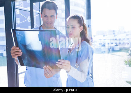 L'équipe médicale examining x-ray Banque D'Images