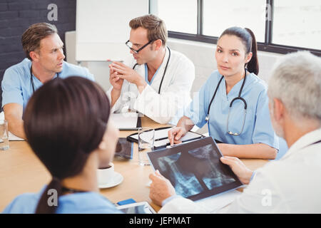 L'interaction de l'équipe médicale dans la salle de conférence Banque D'Images