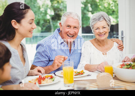 Portrait of smiling grands-parents avec la famille Banque D'Images