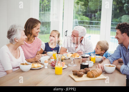 Happy family having breakfast Banque D'Images