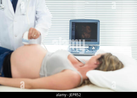 Femme enceinte recevant un traitement par ultrasons Banque D'Images