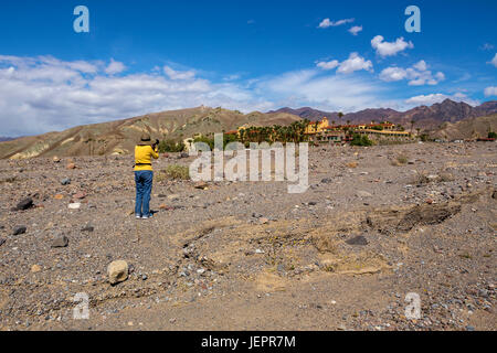 Femme adulte, femme photographe, Furnace Creek Inn, construit par Pacific Coast Borax Company, Death Valley National Park, Death Valley, Californie Banque D'Images