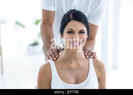 Doctor giving physiothérapie pour femme enceinte Banque D'Images