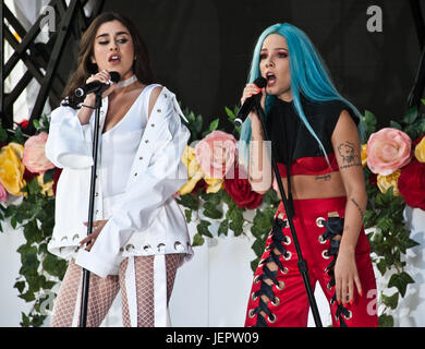 New York, NY, USA. 9 juin, 2017. Lauren Jauregui et Halsey effectuer sur NBC's "aujourd' Show Concert Series du Rockefeller Plaza. Banque D'Images