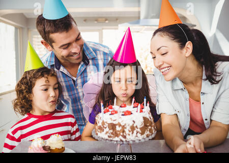 Enfants smearing cake Banque D'Images