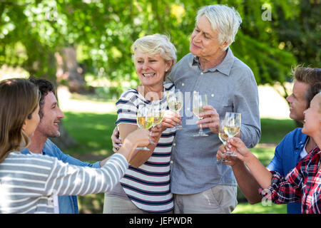 Friends drinking white wine Banque D'Images