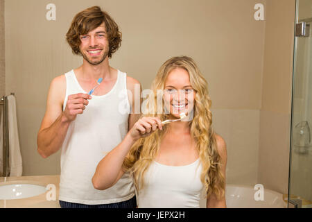 Joli couple se brosser les dents ensemble Banque D'Images