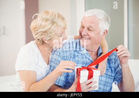 Happy senior couple cadeau d'ouverture Banque D'Images