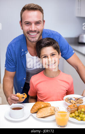 Le père et le fils de prendre le petit déjeuner Banque D'Images