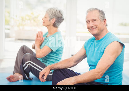Portrait of smiling man sitting à côté de femme Banque D'Images