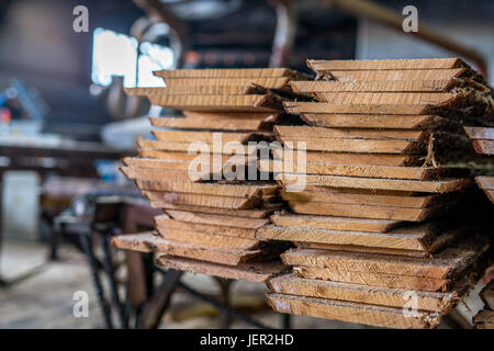 L'usine de travail du bois. Pile pile dans les conseils Banque D'Images
