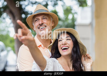 Femme en pointant à l'écart tandis que l'homme à le regarder Banque D'Images