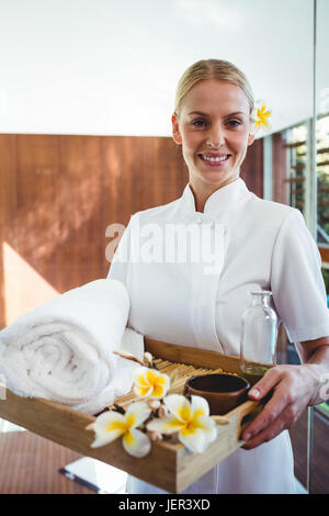 Smiling masseuse holding a tray Banque D'Images