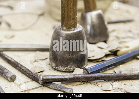 Vieux outils pour la sculpture sur pierre handcrafted, détail d'un métier manuel Banque D'Images