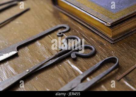 L'outil de soin de peau, détail d'objets pour travailler la peau, de l'artisanat traditionnel Banque D'Images