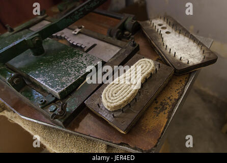 Détail de fabrication artisanale de chaussons, ancien travail artisanal Banque D'Images