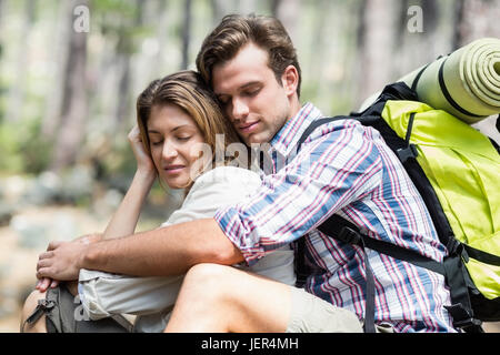 Couple et de détente en forêt Banque D'Images