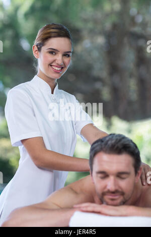 Man receiving massage masseur de dos Banque D'Images