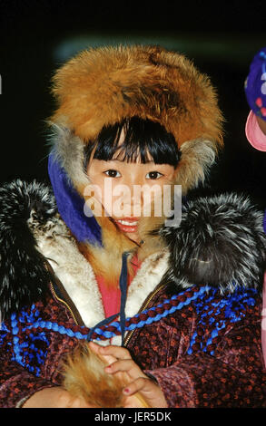 Les filles de Nuiqsut inuit dans l'extrême nord de l'Alaska dans l'océan Arctique, situé en Alaska, Inuitmädchen aus Nuiqsut im äussersten Norden Alaskas suis Banque D'Images