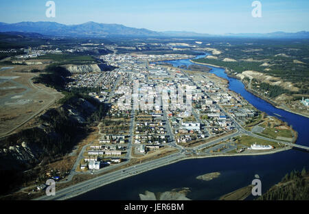 Avec le fleuve Yukon Whitehorse a lain la capitale des Territoires du Yukon, Canada, Whitehorse suis Rivière Yukon gelegen ist die Hauptstadt des Yukon Banque D'Images