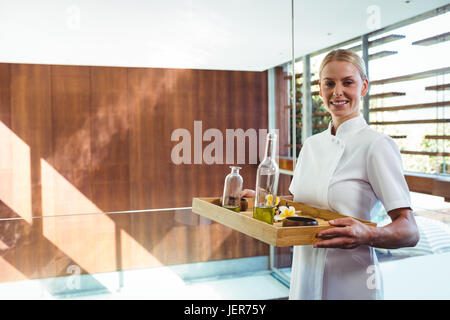 Smiling masseuse holding a tray Banque D'Images