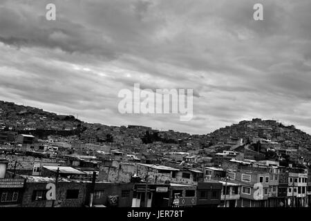 Vue d'un bidonville dans la périphérie de la ville, où une majorité d'églises de maison et les communautés religieuses sont situés, à Bogota, Colombie, 23 mai 2010. Des centaines de Christian belivers, se sont joints à des groupes anonymes, recueillir toutes les semaines dans des accueil | Le monde de l'utilisation Banque D'Images