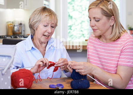 Des hauts et des femelles matures tricot ensemble, à la maison d'amis Banque D'Images