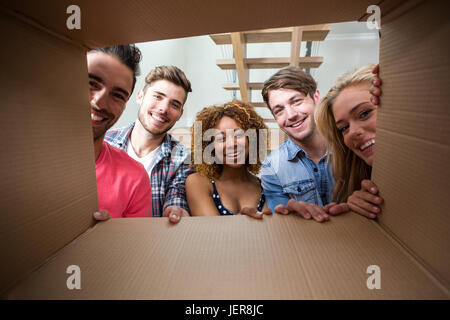 Cheerful friends vu par boîte en carton Banque D'Images