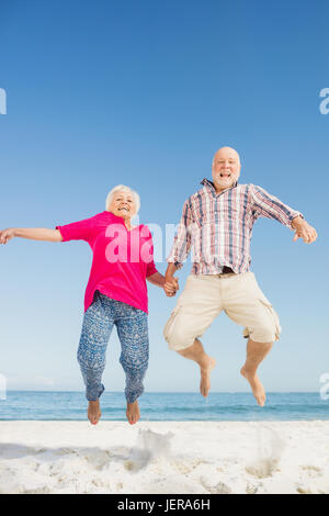 Happy senior couple jumping Banque D'Images