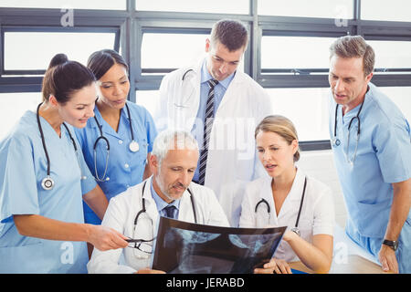 L'équipe médicale de l'examen d'une x-ray report Banque D'Images