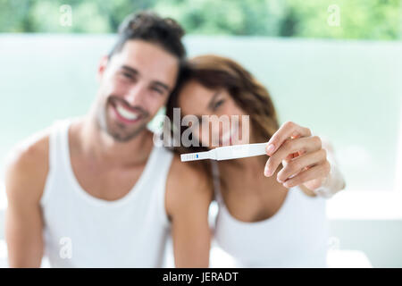 Heureux couple montrant kit grossesse Banque D'Images