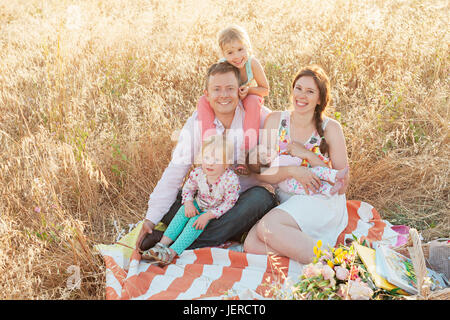 Happy Family in meadow Banque D'Images