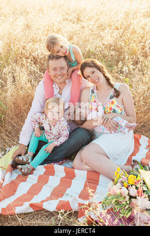 Happy Family in meadow Banque D'Images