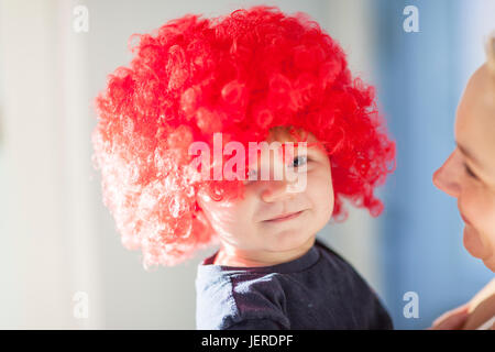 Baby Boy wearing red perruque Banque D'Images