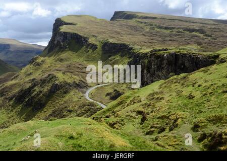 Grâce à l'étroite route sinueuse montagne Trotternish Quiraing Isle of Sky Hébrides intérieures Scotland UK GO Banque D'Images