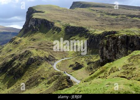 Une voiture sur l'étroite route sinueuse à travers le totternish Suiamach Quiraing Meall na sommet le plus au nord de l'île de Skye Banque D'Images