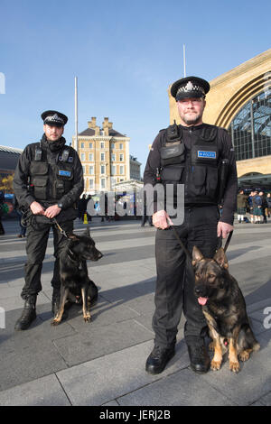 Chien de la Police métropolitaine, l'unité à l'extérieur de la gare de Kings Cross, Londres, Angleterre, Royaume-Uni Banque D'Images