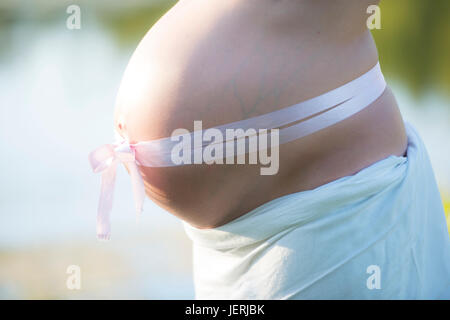 Femme enceinte avec ruban autour de ventre Banque D'Images