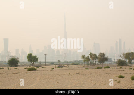Dubai Skyline vue du désert Banque D'Images
