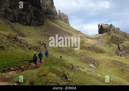 Personnes marchant sur un sentier à travers le Quiraing vers l'île de Sky rock Prison Hébrides intérieures Scotalnd UK GO Banque D'Images