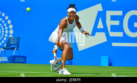 Heather Watson (GB) lecture d'une partie de tennis sur le court central. 25 juin 2017, Eastbourne Banque D'Images