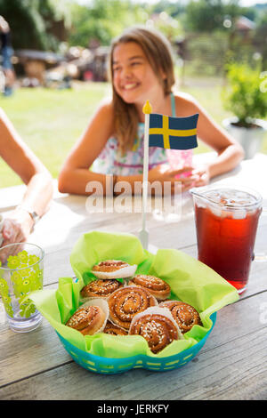 Cinnamons buns avec drapeau suédois, fille sur l'arrière-plan Banque D'Images